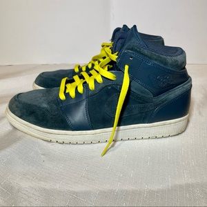 Men’s size 11 Jordan 1 mid in armory navy.  Good condition!